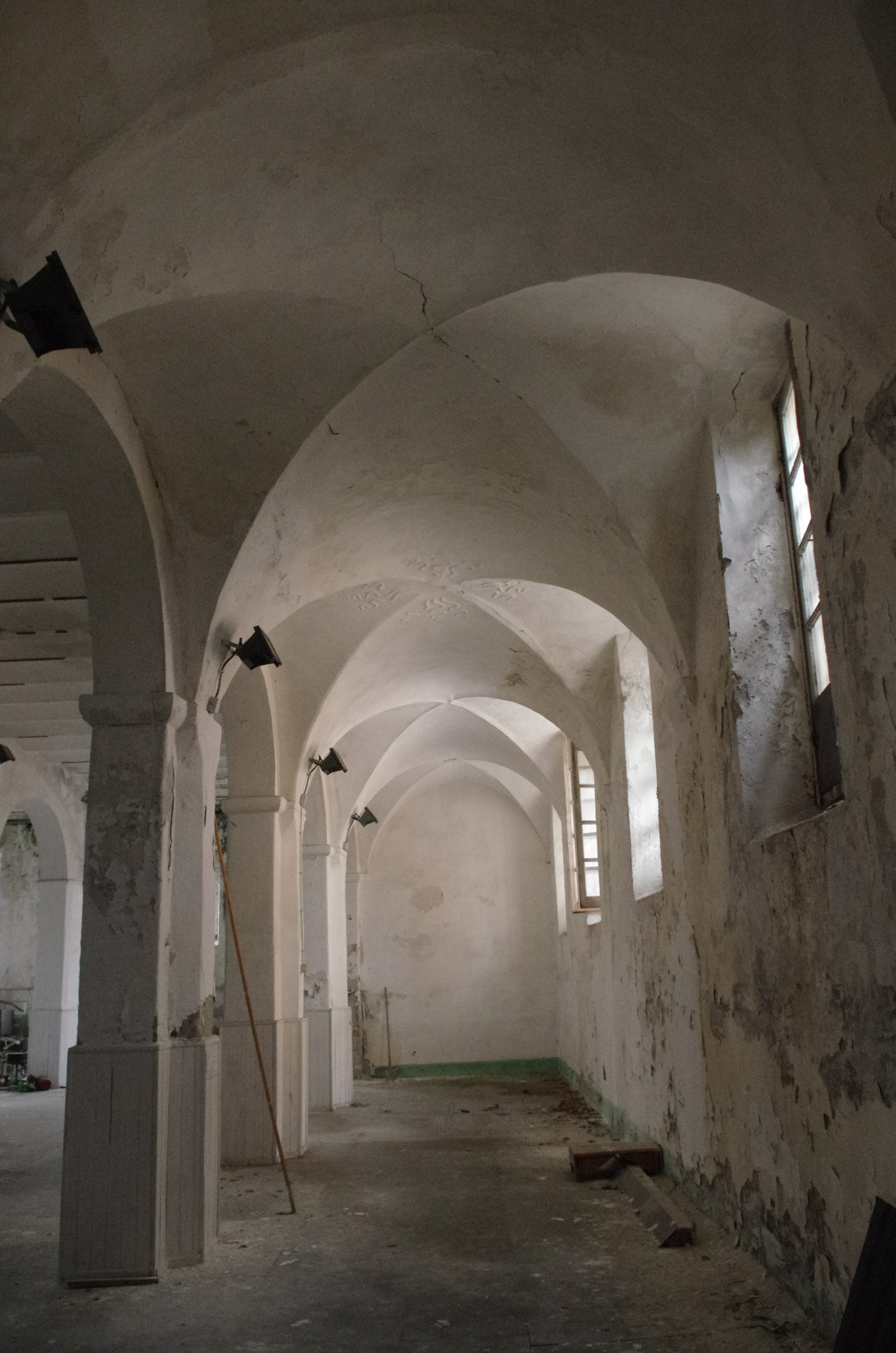 navata chiesa San Giacomo savona degrado abbandono rovinata