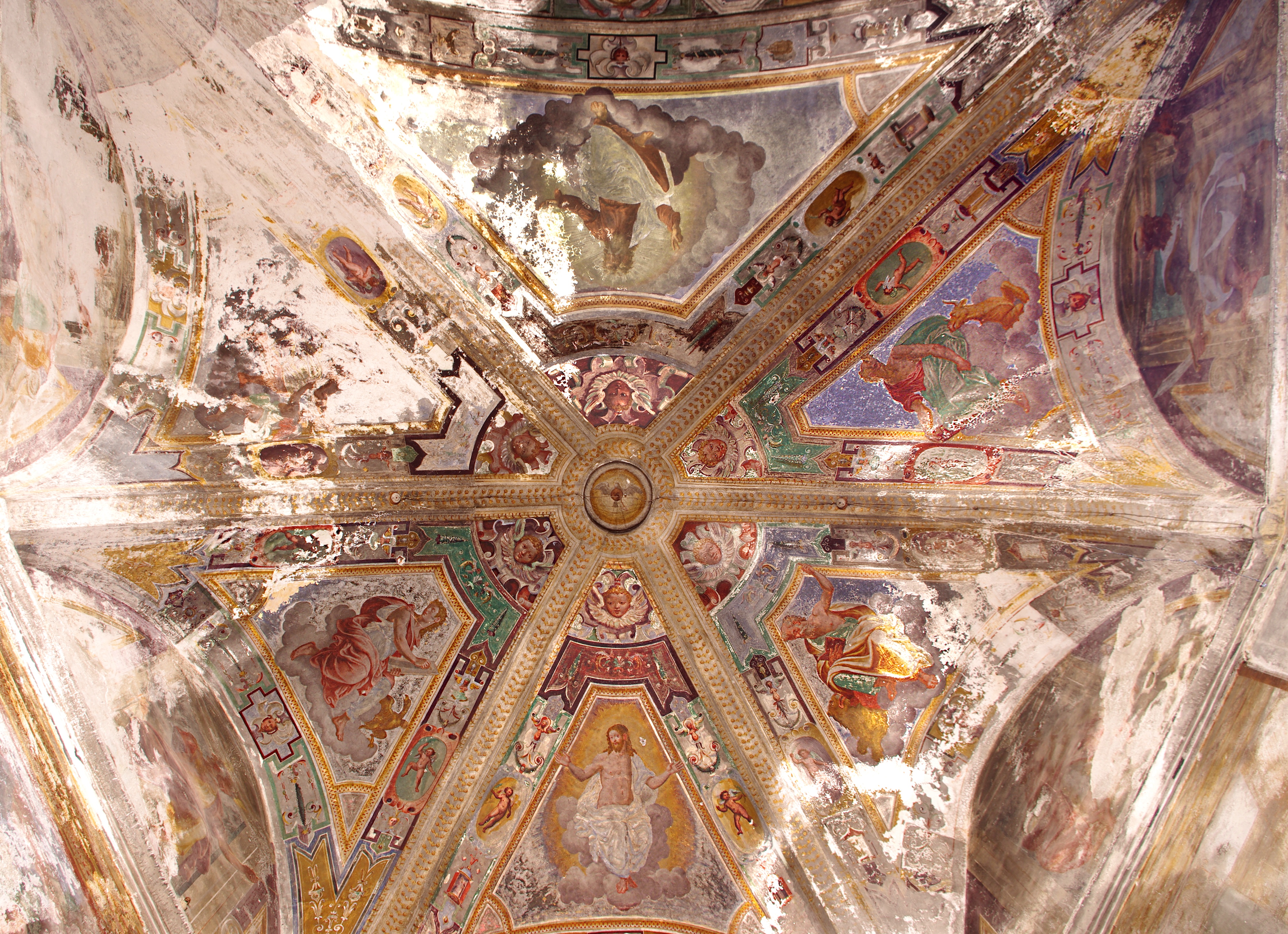 interno chiesa San Giacomo savona  absidedegrado abbandono rovinata